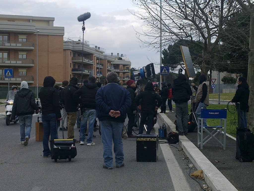 Set cinematografico Via di Poggio Verde, in fondo Paola Cortellesi (indossa un casco), nel cast anche Raoul Bova