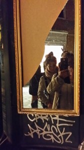 ci specchiamo nelle vetrine