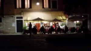 vediamo gente che mangia