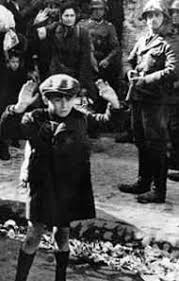 bambino a mani alzate