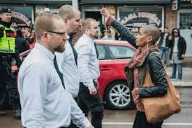 donna affronta i nazisti